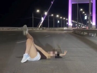  Легла на мост ради фото: в Семее наказали женщину за опасную съемку 
