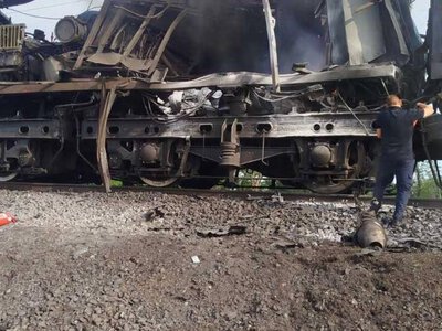 Россия дроном атаковала поезд: поврежден локомотив и обесточена контактная сеть