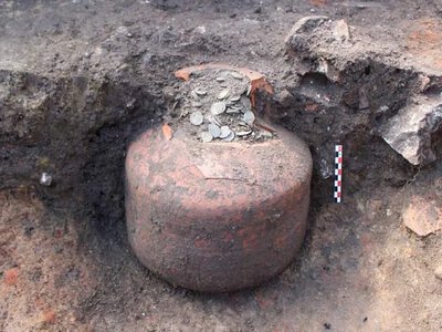 Археологи раскопали во Франции тайник с десятками тысяч римских монет