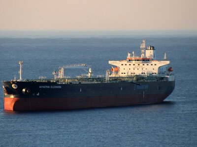 Китай сократил закупку нефти за границей до минимума за 10 лет