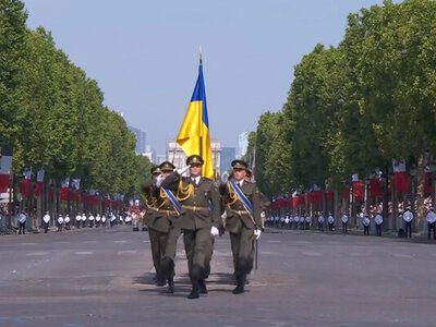 Украинские военные прошли маршем на параде в честь Дня взятия Бастилии в Париже