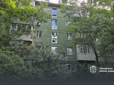 У Запоріжжі відновлюють будинок, який двічі постраждав від обстрілів