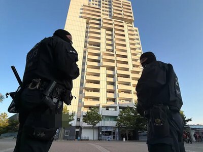  В Германии оцепили высотку после атаки на машину полиции 