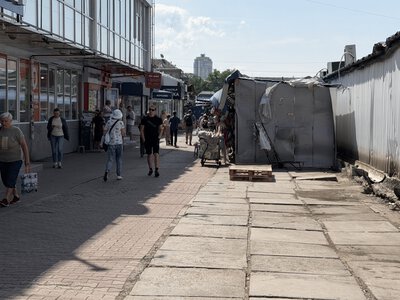 Возле метро Дарница масштабный демонтаж МАФов: предприниматели критикуют