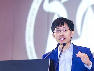 Основатель известной китайской компании стал самым богатым среди разработчиков ИИ