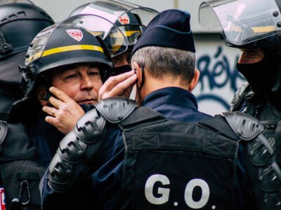  Болельщики атаковали полицию фейерверками после поражения Франции на ЧМ 