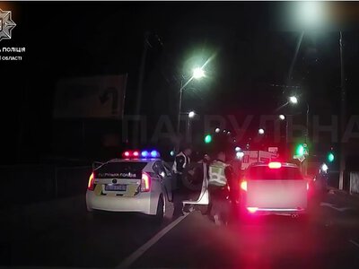 GTA по-киевски: в столице водитель сбил военнослужащего и пытался убежать от полиции (видео)
