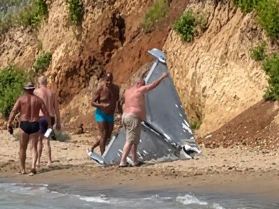 Под Одессой люди пытались унести выброшенный морем дрон: почему это смертельно опасно