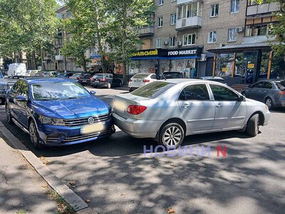 Toyota врезалась в припаркованный Volkswagen в Николаеве