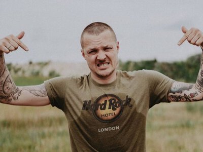 Известный певец рассказал, почему его списали со службы в ВСУ: К сожалению