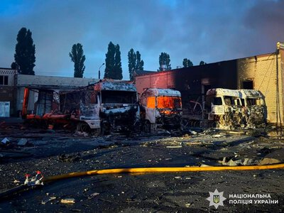 ВС РФ ударили по автотранспортному предприятию в Киеве, есть погибшие (видео)