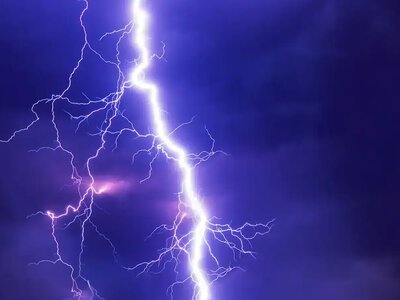 Душ, телефон и бетонные стены: что категорически запрещено делать во время грозы