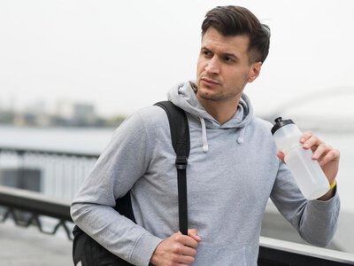 Незаменимый аксессуар лета: стильные бутылки для воды до тысячи гривен
