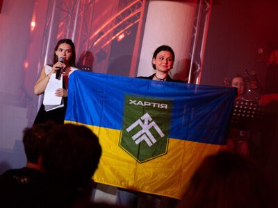 Во Львове на благотворительном вечере 2 СТОРОНЫ собрали почти 330 тыс. грн в поддержку ветеранов Хартии