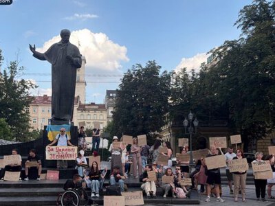 Во Львове и других городах продолжаются митинги против отставки Федорова с поста министра обороны