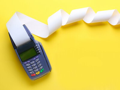 Токсичность кассовых чеков: почему их нельзя выбрасывать в макулатуру и как правильно утилизировать