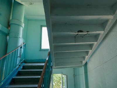  Лестницы ломаются пополам в одном из аварийных домов Астаны 