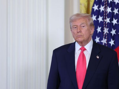 Трамп продвигал компании, акции которых он покупал,          CNN