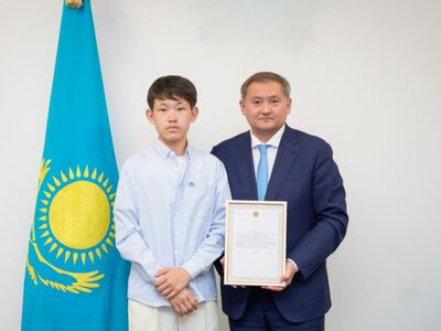  Саясат Нурбек встретился с выпускником, набравшим 140 баллов на ЕНТ 