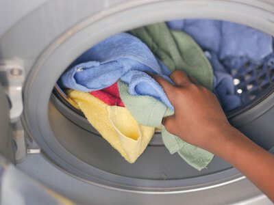 Из-за этой ошибки белье в стиральной машине не отстирывается: так поступает большинство людей