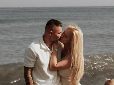 Нежность. Александр Зубков поделился кадрами трогательной фотосессии с женой и дочкой