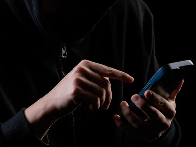 Житель Астаны выманивал деньги, обещая трудоустройство в Англии через TikTok 