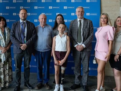 Потерявшая ногу из-за удара РФ юная гимнастка из Одесской области представила Украину в ЮНЕСКО