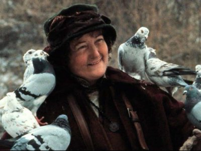 Умерла легендарная женщина с голубями из фильма Один дома 2 Бренда Фрикер – чем запомнилась (Видео)