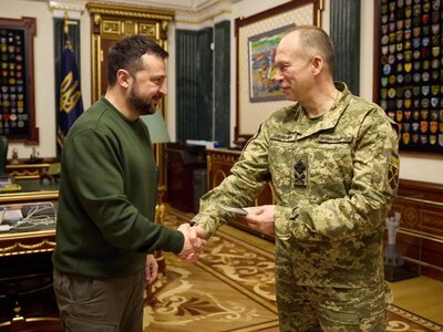 Проводит собеседования с кандидатами: Зеленский рассматривает возможность увольнения Сырского, — FT