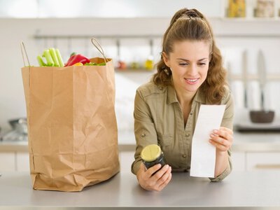 Может сэкономить деньги: стоит ли выбрасывать чек после покупки продуктов