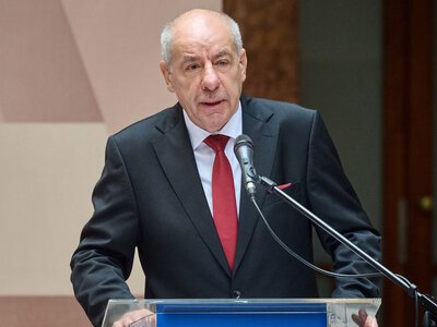 Президент Венгрии сложил полномочия: он подписал конституционные поправки, предложенные Мадьяром