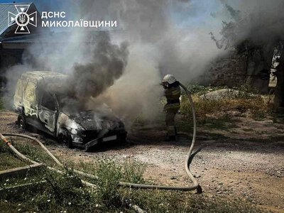 Toyota загорелась во дворе многоэтажек в Николаеве: пострадали еще два авто