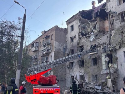  Россияне ударили по многоэтажке в Запорожье, есть жертвы и десяток раненых 