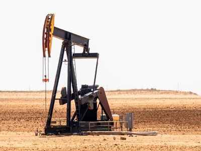 Нефть впервые за более чем месяц превысила важную отметку: что давит на цены