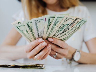 Доллар приближается к важной отметке: что показал межбанк