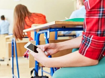 Чешское правительство одобрило полный запрет мобильных телефонов в школах с 2027 года