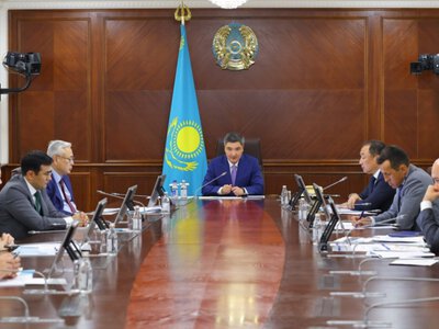  Бектенов поручил развивать производство аккумуляторов и зарядных станций 