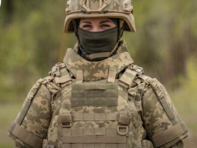 Защита по новым стандартам: ВСУ впервые получили женские бронежилеты на 47 млн грн