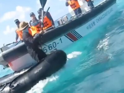 Военные Китая и Филиппин подрались палками и веслами в спорных водах