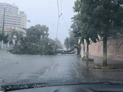 Балковская ушла под воду, движение перекрыто: в Одессе ликвидируют последствия мощного ливня (ОБНОВЛЕНО)