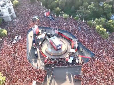 Çempion komandanı qarşılamaq üçün 1 milyondan çox insan küçələrə axışdı - VİDEO
