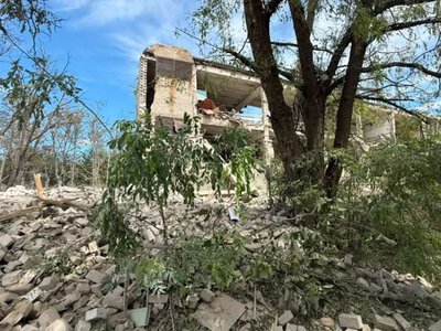 В Славянске в результате авиаудара РФ ранены два человека, повреждены дома и учебное заведение