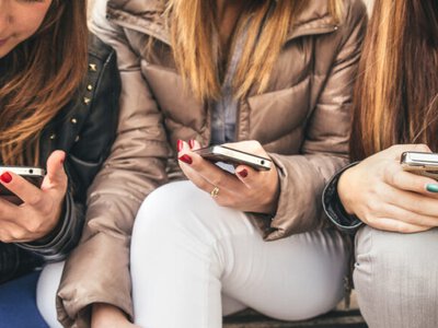 Франция окончательно запретила социальные сети для детей до 15 лет и смартфоны в лицеях