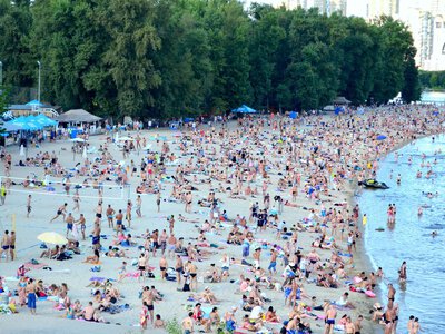 Где поплавать в Киеве: подборка пляжей и бассейнов для летнего досуга