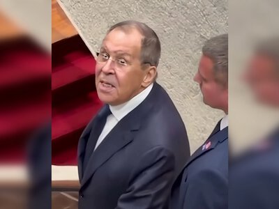 Говорил о прическе: Лавров необычно отреагировал на вопрос о войне в Украине (видео)