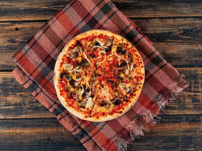 Вкусная домашняя пицца из дрожжевого теста: как быстро приготовить на обед
