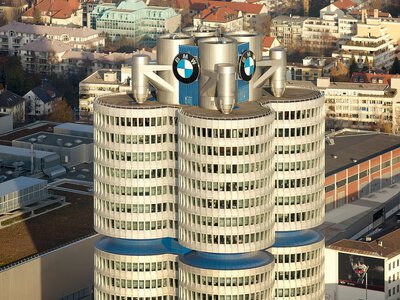 Чому штаб-квартира BMW має саме такий вигляд