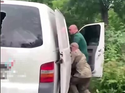 ТЦК приковали мужчину наручниками к автомобилю – Лубинец пообещал разобраться (видео)