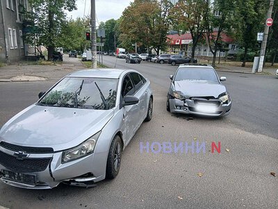 «Шевроле» и «Субару» столкнулись на перекрестке в Николаеве