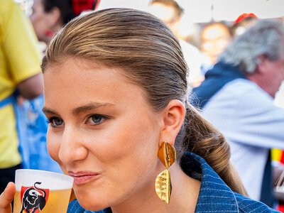 У стильному костюмі з деніму: принцеса Єлизавета вийшла в люди та випила пива (фото)